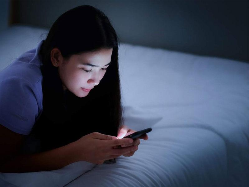 Πώς το μπλε φως της οθόνης επηρεάζει το σώμα και τον ύπνο μας