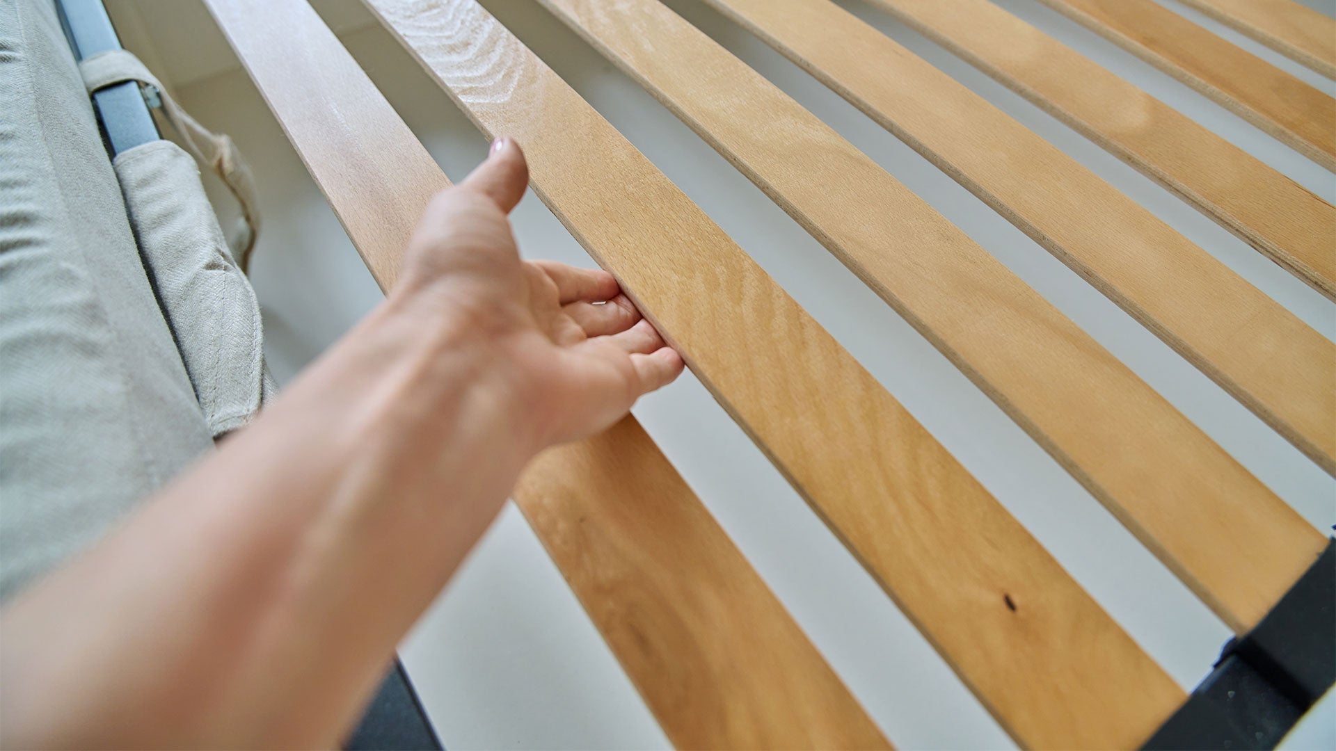 Πώς να μην πέφτουν οι τάβλες στο κρεβάτι