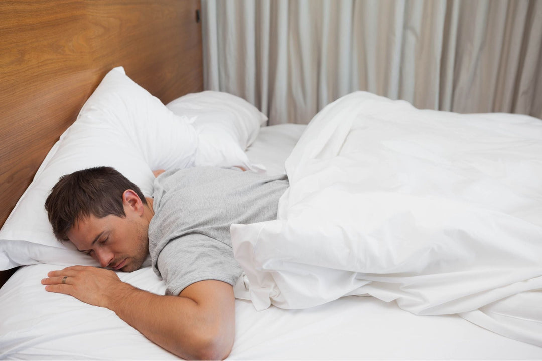 Ύπνος μπρούμυτα: Γιατί επιβαρύνει αυχένα και μέση